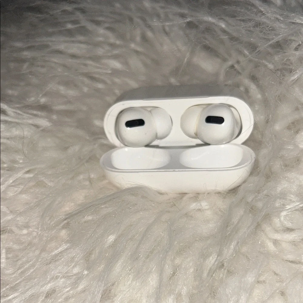 Apple Pro version 1 A2084 Wireless Earbud Headphones - White